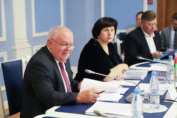 Депутаты приняли на зседании решение о поддержке союзных мероприятий социальной направленности. (слева направо: Александр Сегодник, Елена Афанасьева, Стрельченко Сергей) Депутаты приняли на зседании решение о поддержке союзных мероприятий социальной направленности. (слева направо: Александр Сегодник, Елена Афанасьева, Стрельченко Сергей)