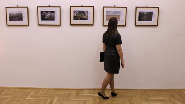 Посетительница на выставке победителей Международного конкурса фотожурналистики имени Андрея Стенина в Российском центре науки и культуры в Будапеште. Посетительница на выставке победителей Международного конкурса фотожурналистики имени Андрея Стенина в Российском центре науки и культуры в Будапеште.