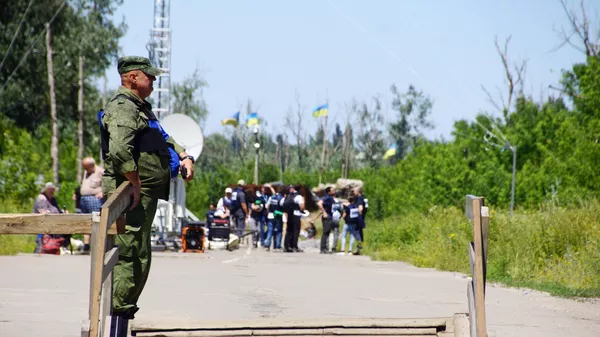 Военнослужащий ЛНР в районе пропускного пункта Станица Луганская Военнослужащий ЛНР в районе пропускного пункта Станица Луганская