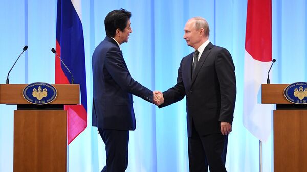 Президент РФ Владимир Путин и премьер-министр Японии Синдзо Абэ на совместной пресс-конференции по итогам встречи в Осаке. 29 июня 2019 Президент РФ Владимир Путин и премьер-министр Японии Синдзо Абэ на совместной пресс-конференции по итогам встречи в Осаке. 29 июня 2019
