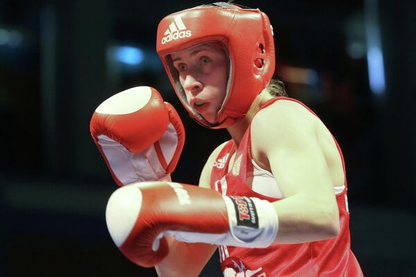 Елена Савельева, во время боя в финале чемпионата России по боксу среди женщин в весовой категории до 51кг. Елена Савельева, во время боя в финале чемпионата России по боксу среди женщин в весовой категории до 51кг.