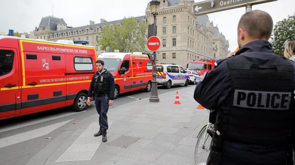 Полицейские у штаб-квартиры полиции Парижа. 3 октября 2019