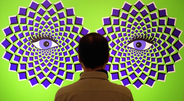 Мужчина на выставке Tricked! - The spectacular illusion exhibition в замке Аугустусбур в Германии Мужчина на выставке Tricked! - The spectacular illusion exhibition в замке Аугустусбур в Германии