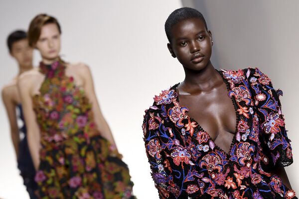Южно-суданско-австралийская модель Адут Акеч демонстрирует коллекцию Givenchy на показе в Париже Южно-суданско-австралийская модель Адут Акеч демонстрирует коллекцию Givenchy на показе в Париже