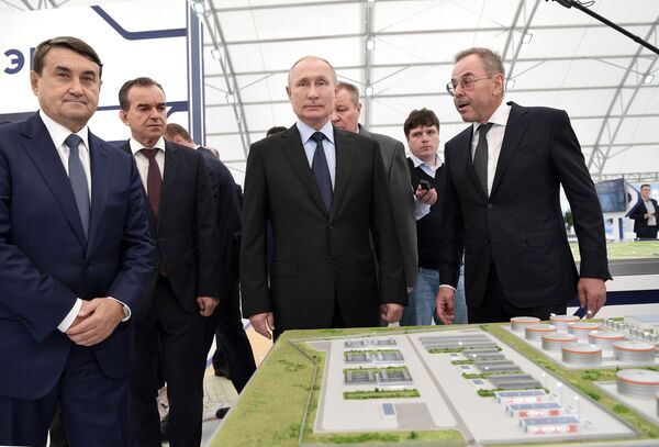 Президент РФ Владимир Путин во время посещения портово-индустриального парка ОТЭКО на Таманском полуострове Президент РФ Владимир Путин во время посещения портово-индустриального парка ОТЭКО на Таманском полуострове