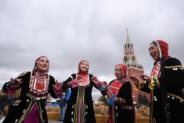 Фольклорный ансамбль выступает на открытии фестиваля Золотая осень на Красной площади Фольклорный ансамбль выступает на открытии фестиваля Золотая осень на Красной площади