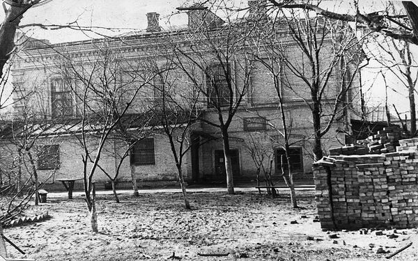 Здание ейского детского дома, воспитанников которого казнили эсэсовцы 9 октября 1942 года Здание ейского детского дома, воспитанников которого казнили эсэсовцы 9 октября 1942 года