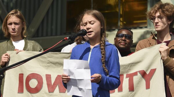 Экоактивистка Грета Тунберг на климатической забастовке в Айова-Сити, штат Айова Экоактивистка Грета Тунберг на климатической забастовке в Айова-Сити, штат Айова