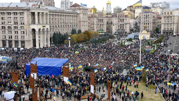 Участники акции Нет Капитуляции против согласования Киевом формулы Штайнмайера по урегулированию в Донбассе на площади Независимости в Киеве Участники акции Нет Капитуляции против согласования Киевом формулы Штайнмайера по урегулированию в Донбассе на площади Независимости в Киеве