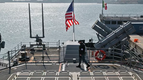 Солдат морской пехоты США на палубе военного корабля USS Vicksburg в черноморском порту Констанца в Румынии