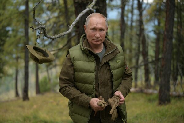 Президент РФ Владимир Путин во время прогулки в тайге Президент РФ Владимир Путин во время прогулки в тайге