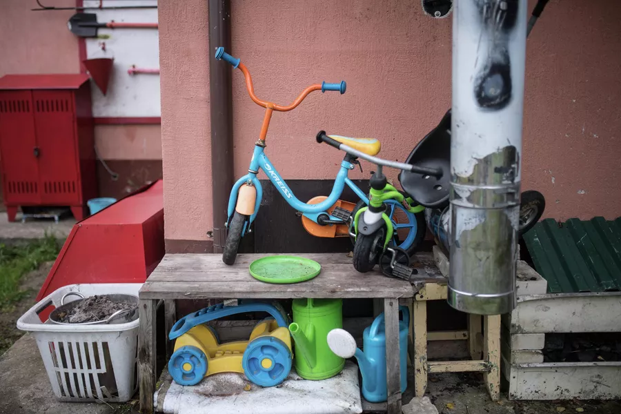 Детский велосипед и игрушки