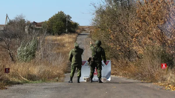 Представители ДНР запускают белую сигнальную ракету в селе Петровское в Донецкой области в знак готовности к разведению сил