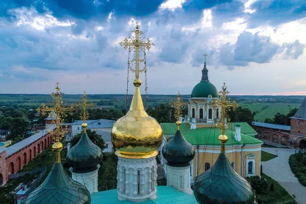 Купола собора Николая Чудотворца на территории государственного музея-заповедника Зарайский кремль