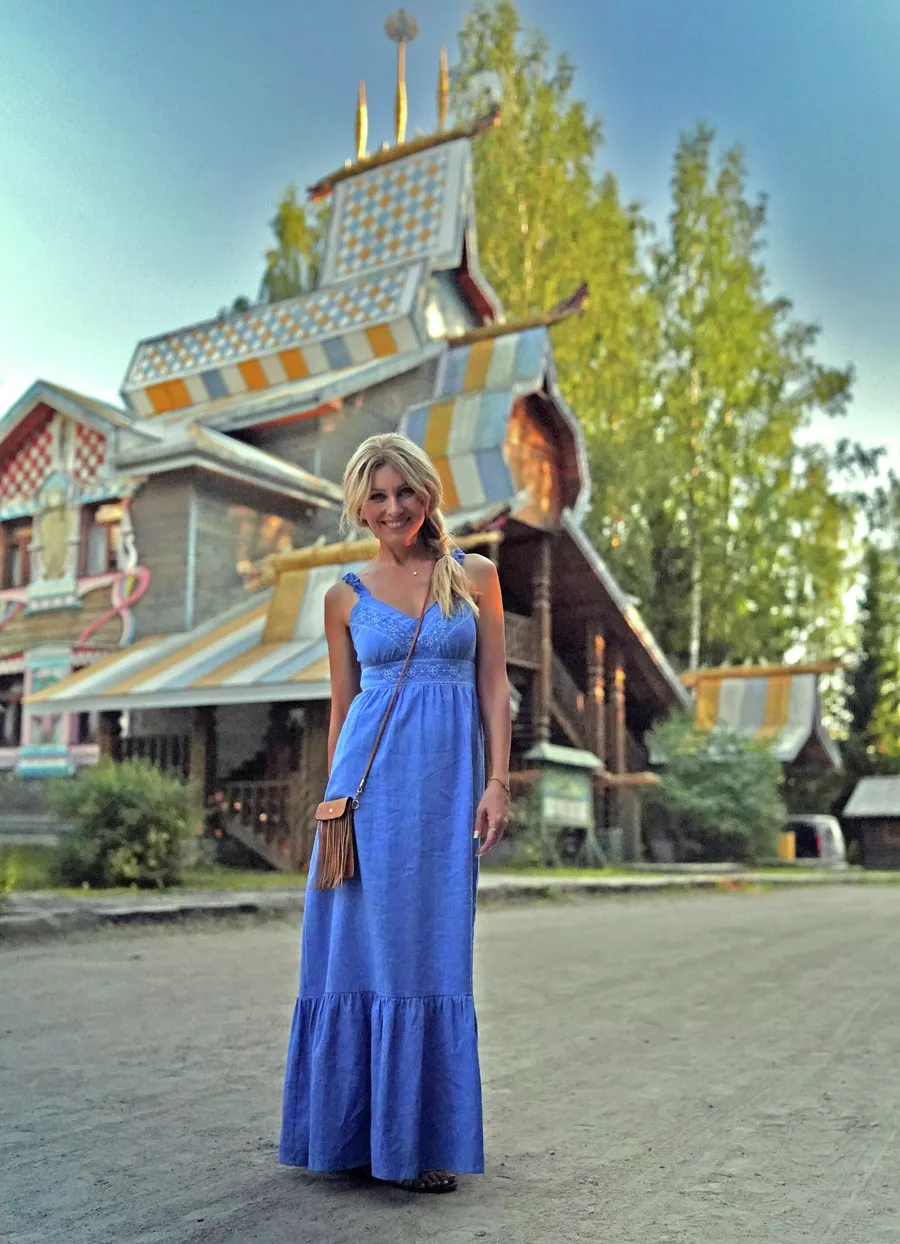 Певица Ирина Нельсон в деревне Мандроги, Россия