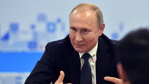 Владимир Путин во время встречи с руководителями международных спортивных организаций на полях VIII Международного спортивного форума Россия - спортивная держава в Нижнем Новгороде Владимир Путин во время встречи с руководителями международных спортивных организаций на полях VIII Международного спортивного форума Россия - спортивная держава в Нижнем Новгороде