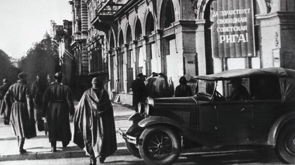 Освобожденная от немецко-фашистских захватчиков Латвии. Советские солдаты в Риге Освобожденная от немецко-фашистских захватчиков Латвии. Советские солдаты в Риге