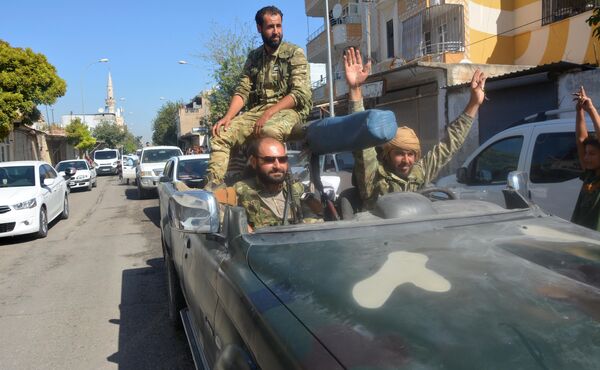 Бойцы Свободной Сирийской армии в районе Акчакале на турецко-сирийской границе Бойцы Свободной Сирийской армии в районе Акчакале на турецко-сирийской границе
