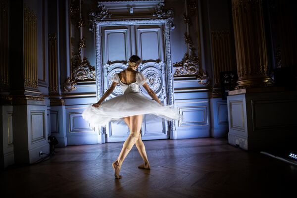 Танцовщица из Балетной труппы Парижской Оперы выступает в спектакле Degas Danse в музее Орсе в Париже Танцовщица из Балетной труппы Парижской Оперы выступает в спектакле Degas Danse в музее Орсе в Париже