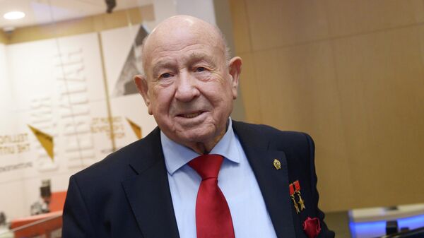 Космонавт Алексей Леонов Космонавт Алексей Леонов