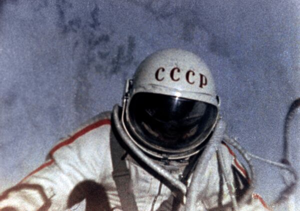 Космонавт Алексей Леонов в открытом космическом пространстве. 18 марта 1965 года Космонавт Алексей Леонов в открытом космическом пространстве. 18 марта 1965 года