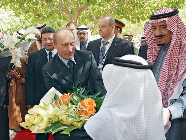 Президент России Владимир Путин во время посещения исторического Центра короля Саудовской Аравии Абдель Азиза в Эр-Рияде. 12 февраля 2007 Президент России Владимир Путин во время посещения исторического Центра короля Саудовской Аравии Абдель Азиза в Эр-Рияде. 12 февраля 2007