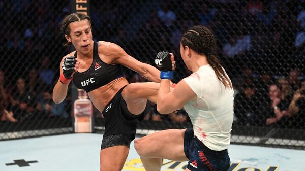Бой UFC между Йоанной Енджейчик (слева) и Мишель Уотерсон (справа) Бой UFC между Йоанной Енджейчик (слева) и Мишель Уотерсон (справа)