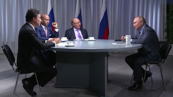 Президент России Владимир Путин во время интервью телеканалам RT Arabic, Sky News и Al Arabiya перед визитом в Саудовскую Аравию и Объединенные Арабские Эмираты Президент России Владимир Путин во время интервью телеканалам RT Arabic, Sky News и Al Arabiya перед визитом в Саудовскую Аравию и Объединенные Арабские Эмираты