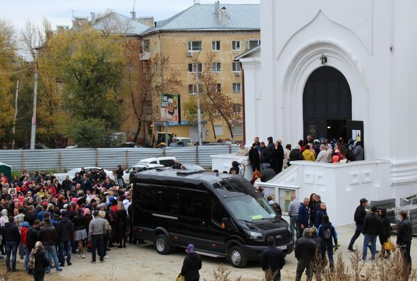 Люди у храма Первоверховных апостолов Петра и Павла в Саратове, где проходит отпевание убитой 9-летней Лизы Киселевой Люди у храма Первоверховных апостолов Петра и Павла в Саратове, где проходит отпевание убитой 9-летней Лизы Киселевой