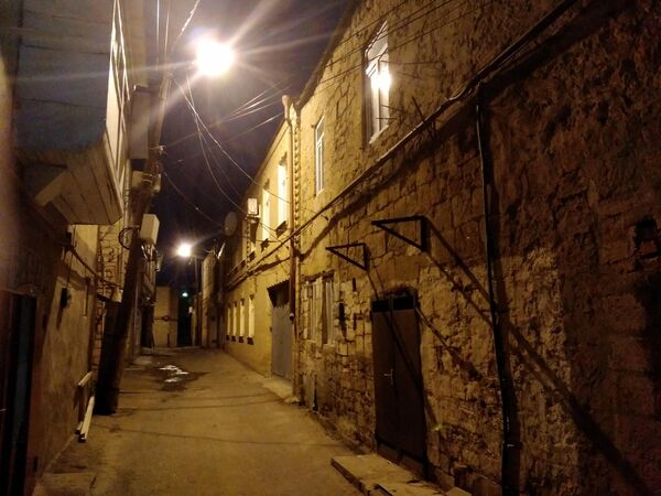 Улица старого Дербента поздним вечером Улица старого Дербента поздним вечером