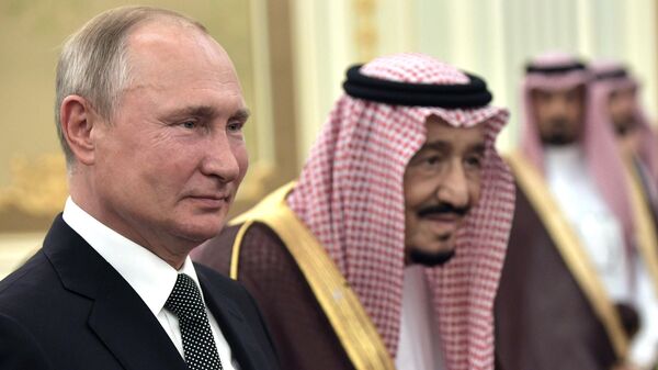 Президент РФ Владимир Путин и король Саудовской Аравии Сальман бен Абдель Азиз аль Сауд на церемонии официальной встречи Президент РФ Владимир Путин и король Саудовской Аравии Сальман бен Абдель Азиз аль Сауд на церемонии официальной встречи
