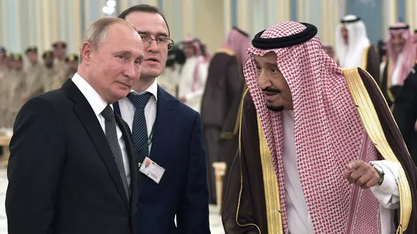  Президент РФ Владимир Путин и король Саудовской Аравии Сальман бен Абдель Азиз аль Сауд на церемонии официальной встречи