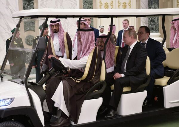 Президент РФ Владимир Путин и король Саудовской Аравии Сальман бен Абдель Азиз аль Сауд перед российско-саудовскими переговорами в Эр-Рияде Президент РФ Владимир Путин и король Саудовской Аравии Сальман бен Абдель Азиз аль Сауд перед российско-саудовскими переговорами в Эр-Рияде