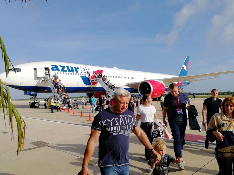 Прямой перелет из Москвы в Ла-Роману авиакомпании AZUR Air длится 12 часов Прямой перелет из Москвы в Ла-Роману авиакомпании AZUR Air длится 12 часов