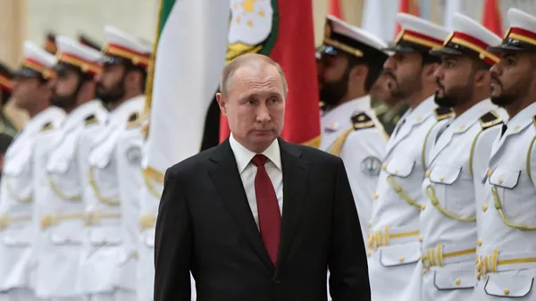 Президент РФ Владимир Путин на церемонии официальной встречи во время визита в ОАЭ