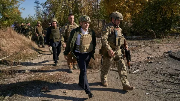 Президент Украины Владимир Зеленский во время визита в Донецкую область
