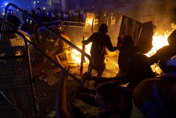 Участники акции протеста на одной из улиц Барселоны. 15 октября 2019 Участники акции протеста на одной из улиц Барселоны. 15 октября 2019