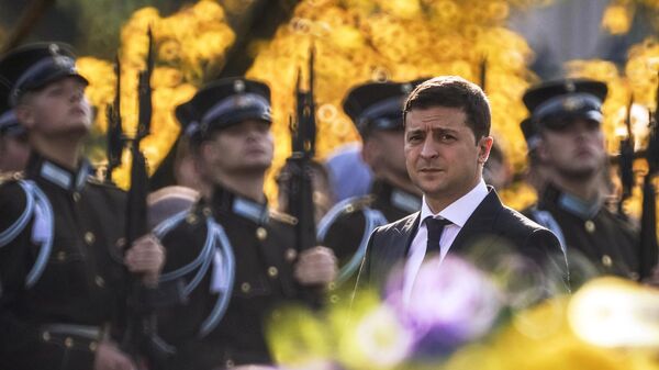 Президент Украины Владимир Зеленский на церемонии возложения цветов к памятнику Свободы в Риге. 16 октября 2109 Президент Украины Владимир Зеленский на церемонии возложения цветов к памятнику Свободы в Риге. 16 октября 2109