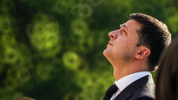 Президент Украины Владимир Зеленский на церемонии возложения цветов к памятнику Свободы в Риге. 16 октября 2109 Президент Украины Владимир Зеленский на церемонии возложения цветов к памятнику Свободы в Риге. 16 октября 2109