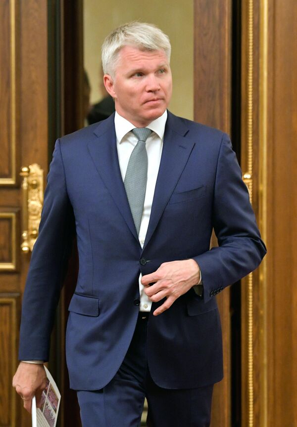15 августа 2019. Министр спорта РФ Павел Колобков перед началом совещания председателя правительства РФ Дмитрия Медведева с членами кабинета министров РФ в Доме правительства РФ. 15 августа 2019. Министр спорта РФ Павел Колобков перед началом совещания председателя правительства РФ Дмитрия Медведева с членами кабинета министров РФ в Доме правительства РФ.