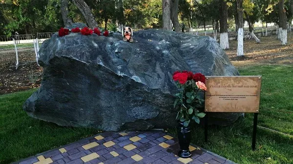 v-kerci-otkrili-pamatniy-kameny-po-slucau-godovsini-tragedii-v-kolledje v-kerci-otkrili-pamatniy-kameny-po-slucau-godovsini-tragedii-v-kolledje