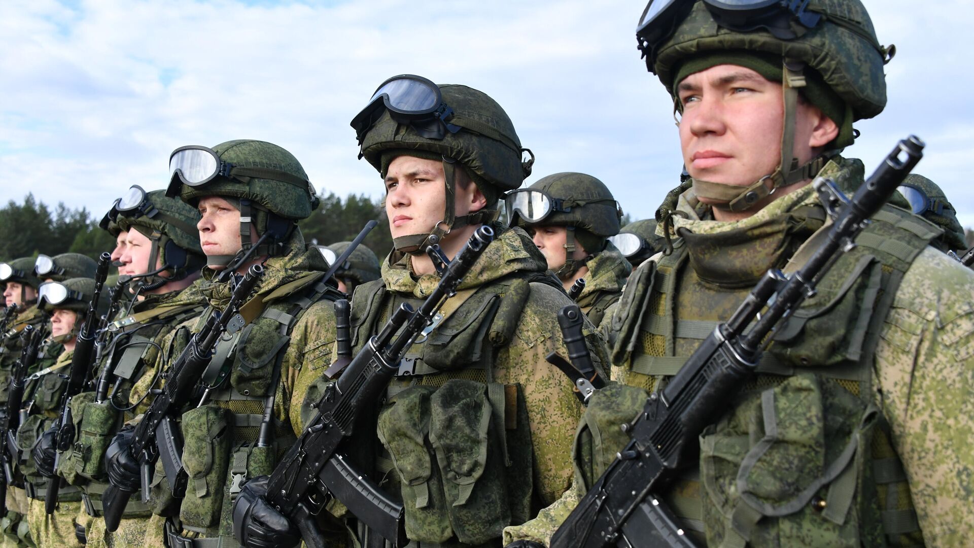 Герой России Андрей Богатов рассказал, как повысить престиж военных профессий