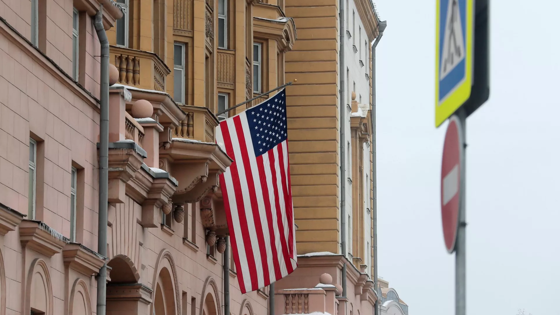 Флаг США на здании посольства - РИА Новости, 1920, 21.05.2021