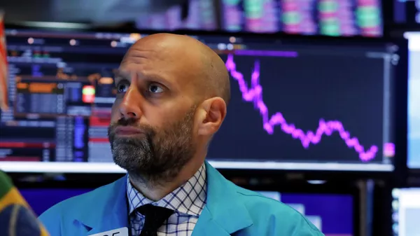 Специалист Нью-Йоркской фондовой биржи во время работы. 8 октября 2019 года