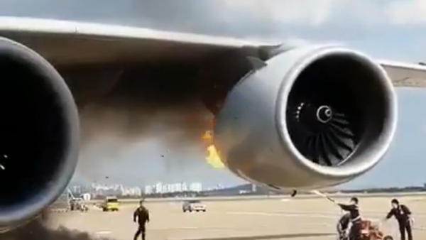 Очевидцы сняли на видео пожар в двигателе авиалайнера в Сеуле