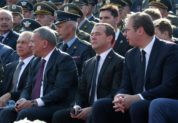 Председатель правительства РФ Дмитрий Медведев и президент Сербии Александр Вучич на военном смотре сербской армии Свобода 2019 Председатель правительства РФ Дмитрий Медведев и президент Сербии Александр Вучич на военном смотре сербской армии Свобода 2019