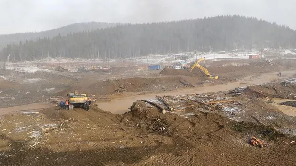 Место прорыва технологической дамбы на реке Сейба в Курагинском районе Красноярского края