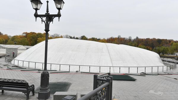 Фонтан в Царицынском парке Москвы Фонтан в Царицынском парке Москвы