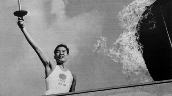 Зажжение олимпийского огня во время церемонии открытия ОИ-1964