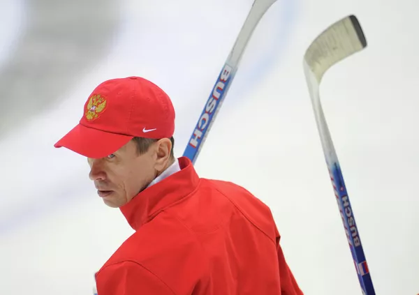 Главный тренер сборной России по хоккею Вячеслав Быков на тренировке национальной сборной перед началом чемпионата мира – 2011.